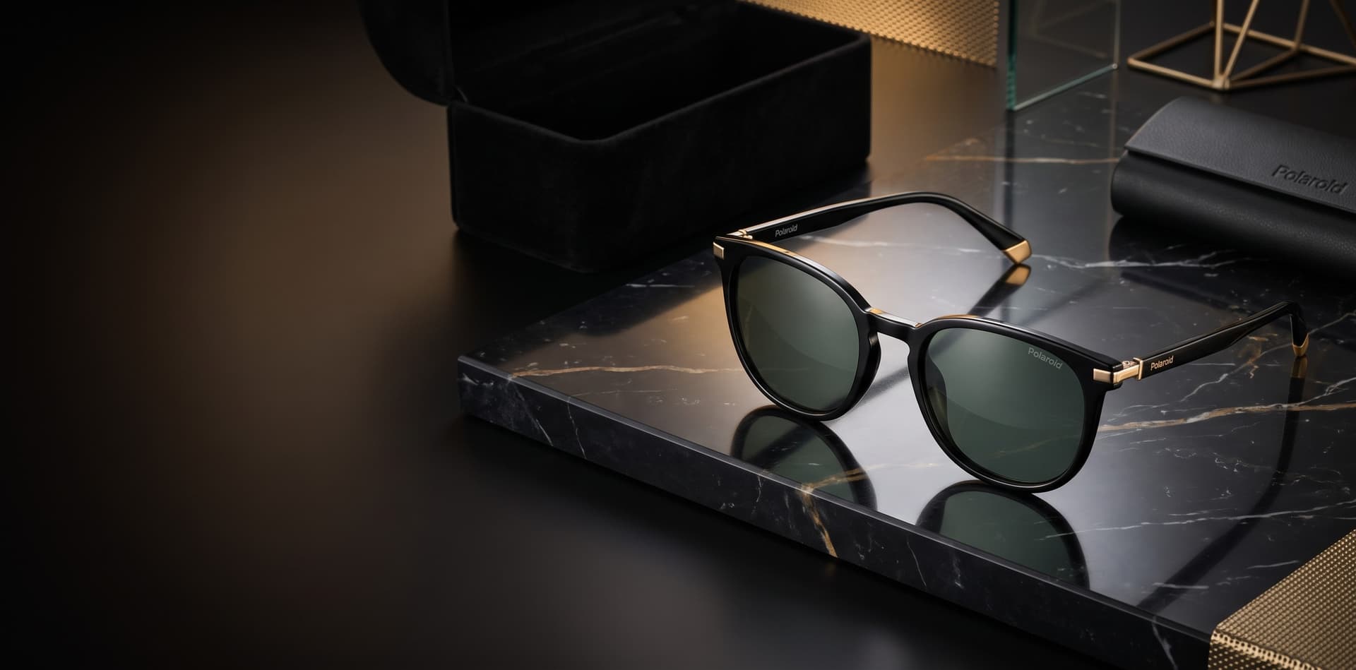 Ochelari de soare premium Polaroid cu lentile polarizate în lumină de studio